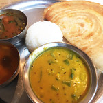 三燈舎 - しばし食べ納め、、、? オクラと豆コルマ。たっぷり美味！ラッサム、サンバル、ドーサ、ライス。¥1,000 