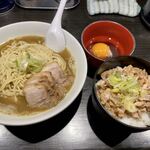 自家製麺 伊藤 - 肉そば中盛り、卵かけご飯