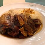 HAXNBAUER - 2/1 Pork Knuckle シュヴァイネハクセ(豚スネ肉のローストにザワークラフトとマッシュポテトを添えたプレート) 16.9€