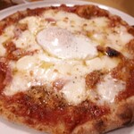 ピッツェリア パーレンテッシ - ビスマルク　半熟玉子から黄身がとろっ