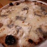 ピッツェリア パーレンテッシ - クアットウロ・フォルマッジ　パルミジャーノ、モッツァレラ、リコッタ、ゴルゴンゾーラの4種を使ったピッツァ　チーズのコクが堪らん。・゜゜(ノД`)