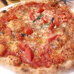 ピッツェリア パーレンテッシ - マリナーラ✨✨このお店に来たらまずは食べるべき1品　ピカンテオイルとともに