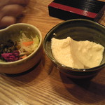 和食処 旬夏秋冬 - 豆腐に塩を掛けていただきます。