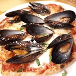 ピッツェリア パーレンテッシ - タランティーナ　ムール貝のピッツァ　貝だしが旨さの決め手❗
