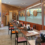 TOKYO都庁議事堂レストラン - 店内はどことなくアジア風