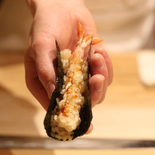 天ぷらをシャリとのりで柔らかく包んだ『海老天のり巻き』