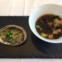 代官山ASO チェレステ 二子玉川店 - 柔らかく蒸した蝦夷鮑のフランとその肝のリゾット 黒トリュフソースと共に
                    (Hot pudding of abalone with black truffle sauce)
