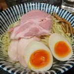 らぁ麺 おかむら - 「フォアグラつけ麺（トリュフとポルチーニの香り）」。煮玉子サービス