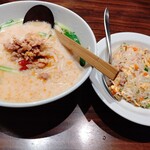 上海華龍 - 【2019.11.27(水)】本日の日替わり①(豚骨辛味ラーメン＋五目チャーハン)800円