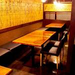 Sakana Tonya Uoichi Shouten - テーブル席も各種ございます