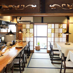 靴を脱いで上がる店内 ('19.7月下旬)