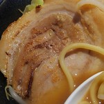 ラーメン屋 まる - 厚く大きい豚はホロホロ