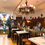 ZUM FRANZISKANER - ビアレストランのほとんどがそうでしたが、年配の方以外の若い男性スタッフが驚くほど雑な対応ばかり。お客が来るのが当たり前と思っているのでしょう。まぁ人気店ですもんね。 もう一度行きたいとはとても思えない。