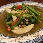 タイ王国料理 クンメー1 - エリンギリ入りの空芯菜炒め