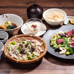 桜山豚と季節野菜のざる蒸しランチ