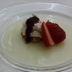 エルガーハウス - クレームダンジュ 赤い実のフルーツ添え