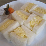 カフェ・ル・プティ・ニ・トロワ - ふわふわタマゴのサンドイッチ