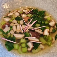 Remede nikaho - コンソメスープで出汁を引く、鰹節の旨味とキノコや小松菜の風味が重なり合って滋味深い和風寄り癒しのスープ