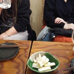 大衆鉄板じゃりんこ - 長芋の山葵漬け350円と正しい夜の女性の座りかたｗ