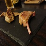 北千住ひつじ肉の店OZ - ラムつくね400円(税別)=440円(税込)・ラムチョップ500円(税別)=550円(税込) 201911