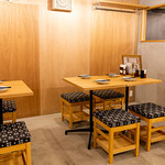 炭火焼専門食処 白銀屋 - テーブル席