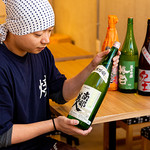 炭火焼専門食処 白銀屋 - 日本酒を選んでいるところ