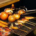 炭火焼専門食処 白銀屋 - 野菜焼いているところ