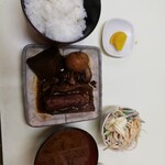 とんかつの丸栄 - おでん定食530円。おでんが黒すぎて具材の判別不可(^_^;)