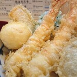 熱々天ぷら 虎之介 - 海老が大きい！追加で牡蠣のトッピング(右)