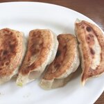 獅子丸 - 餃子は一つたべてしまったので、本当は5個です。