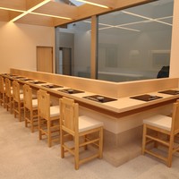 鮨割烹 たか友 - カウンター12席