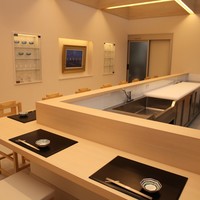 鮨割烹 たか友 - カウンター12席
