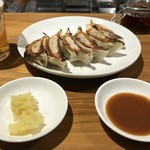 餃子屋 コソラ - 元祖コソラ餃子３００円、塩レモンと味噌ダレ（２０１９．１１．２７）
