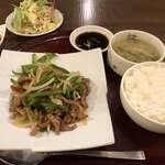 逸品飲茶縁茗 - 青椒肉絲ランチ ¥780(税抜)
                                (小籠包とデザートはこの後提供されました)