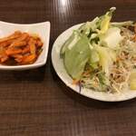 逸品飲茶縁茗 - セルフサービス
                                サラダとお新香