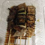 焼鳥とんこ - 真ん中しろ、左はつ、右かしわ、見えないけど真ん中下レバー