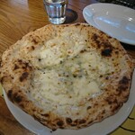 Pizzeria Bakka M'unica - 4種類のチーズとハチミツ