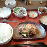 Yakitori Motsuyaki Aoyama - 豚ときくらげの卵炒め物定食980円。