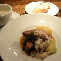 シャンパン食堂 - 日替わりランチ ￥950 カリフラワーのスープ/乳飲み仔牛ロース肉のロティ ブランケット仕立て