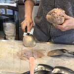 プレンティーズ - この写真は、他の客さんが頼んだ生チョコアイスに、マーブルチョコなどをまぜまぜしている様子。