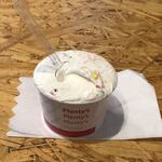 プレンティーズ - クリームチーズフレーバーアイスに、ココナッツとカラフルスプレーをプラス。ココナッツ大好き♡