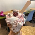 プレンティーズ - クリームチーズフレーバーアイスに、ベリーとティムタムをプラス。