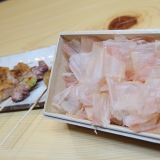 The highest quality bonito flakes, ``honkarebushi,'' are made in an extremely thin layer. A brilliant marriage with chicken!