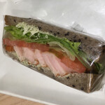 カフェデンマルク - スモーク赤鶏薩摩バジルソースサンド