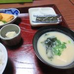 岡田屋 - お味噌汁は白味噌を使った味噌汁でした。
