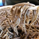 昭陽 - 特製9割そばを箸でつまんだところ。