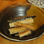 魚料理のお店 鮮魚まるふく - お通し（鮭の骨）
