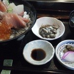 味処 佐とう - 201203 佐とう　海鮮丼＋大盛無料＝850円　じゃじゃーん♪.jpg