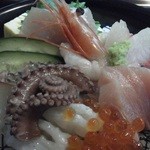 味処 佐とう - 201203 佐とう　海鮮丼＋大盛無料＝850円　拡大①.jpg