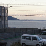 クリヤム - お店の窓から葉山の海を望む、電線がジャマ